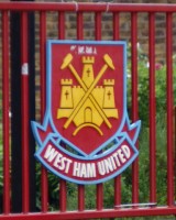 West Ham logo ved Boleyn Ground - toast81 - flickr.com