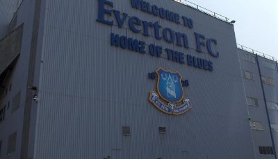 Udenfor Goodison Park - Everton badge - fabiopaoleri - flickr.com