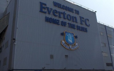 Udenfor Goodison Park - Everton badge - fabiopaoleri - flickr.com